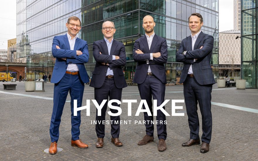Die Gruppe der 4 HYSTAKE Gründer vor einem modernen Bürogebäude: Lutz Rittig, Michael Zahn, Dr. Christian Schmalenbach und Dr. Mathias Hain